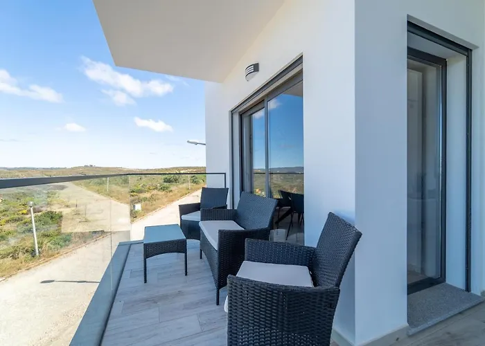 A Gaivota - Walking Distance To Monte Clerigo And Amoreira Beaches